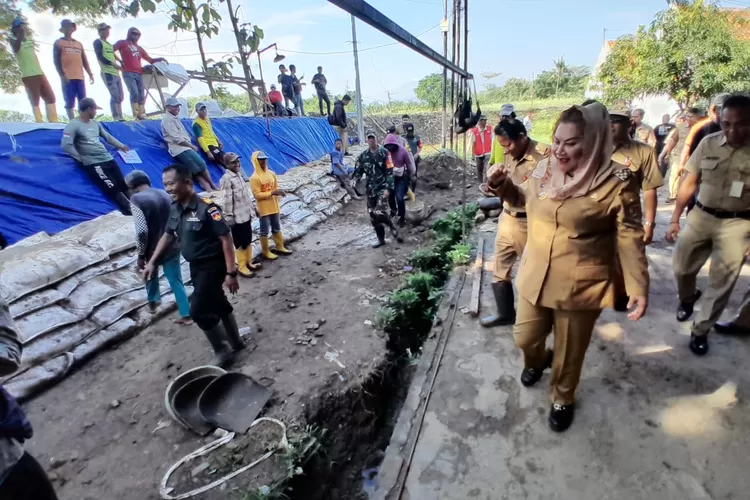 Wali Kota Hevearita Gunaryanti Rahayu saat mengecek pembangunan Tanggul Perumahan Dinar Indah Semarang. (Ayosemarang.com/ Audrian Firhannusa)