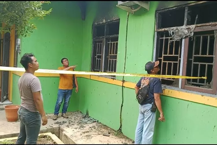 Polisi drai Reskrim Polres Batang Batang saat melakukan penyelidikan.  (Foto: Muslihu kontributor Batang.)