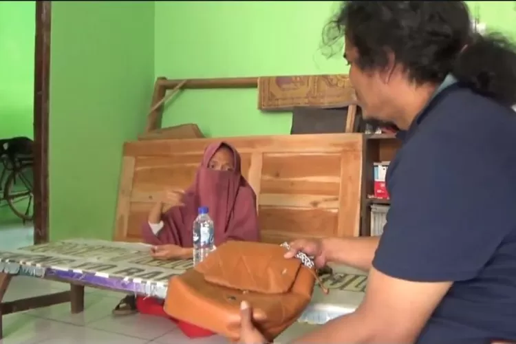 Polisi saat hendak mengamankan pelaku pembaretan 11 mobil dinas KPU Semarang. (Istimewa)