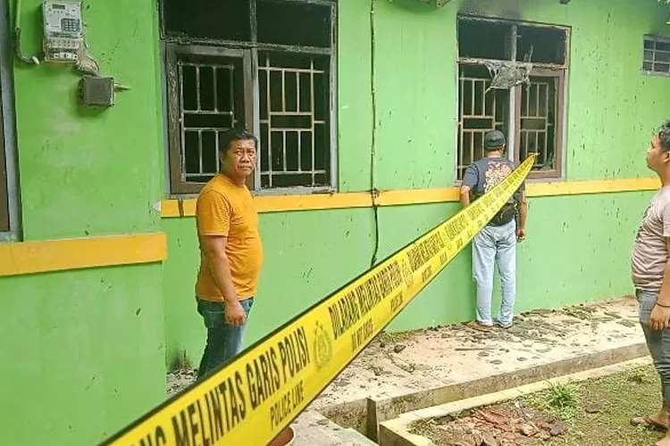 Anggota Satreskrim Pokres Batang saat lakukan penyelidikan di Kantor Camat Banyuputih.