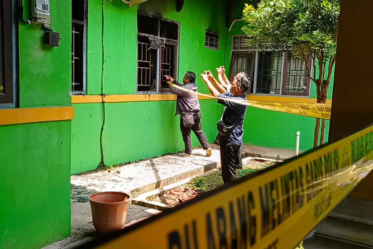 Kantor Kecamatan Banyuputih Dibakar Orang Tak Dineal Ruang Camat Terbakar Habis oleh Api