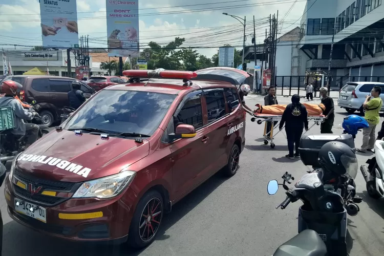 Evakuasi kecelakaan di Milo Semarang karena melanggar traffic light.  ((Ayosemarang.com/ Audrian Firhannnusa))