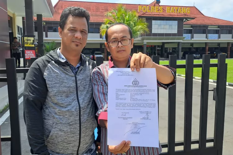 Pedagang kaki lima alun-alun Batang, Nur Rohman (berkacamata) melaporkan seorang Youtuber ke Polres Batang.  (Foto: Muslihun kontributor Batang.)