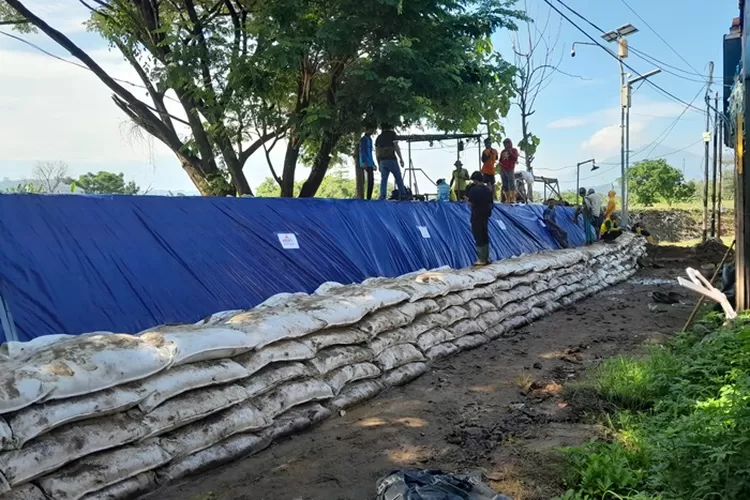 Tanggul Perumahan Dinar Indah Semarang yang sedang dibangun.  (Ayosemarang.com/ Audrian Firhannusa)