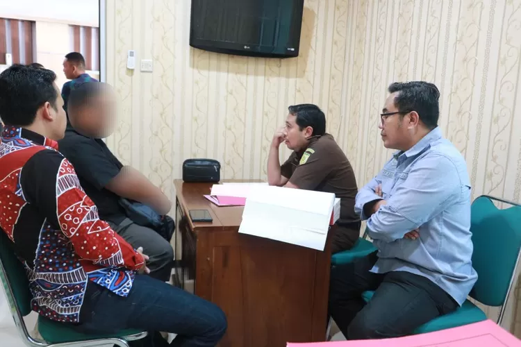  Tim Penyidik Kanwil DJP Jawa Tengah I bersama Ditreskrimsus Polda Jawa Tengah menyerahkan tersangka tindak pidana perpajakan ke Kejaksaan Negeri (Kejari) Semarang Selasa 12 Desember 2023. (dok Humas Kanwil DJP I Jateng.)