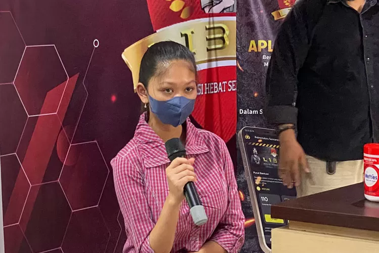 AF, ibu pembuang bayi di Gunungpati Semarang saat dihadirkan di Polrestabes. (Ayosemarang.com/ Audrian Firhannusa)