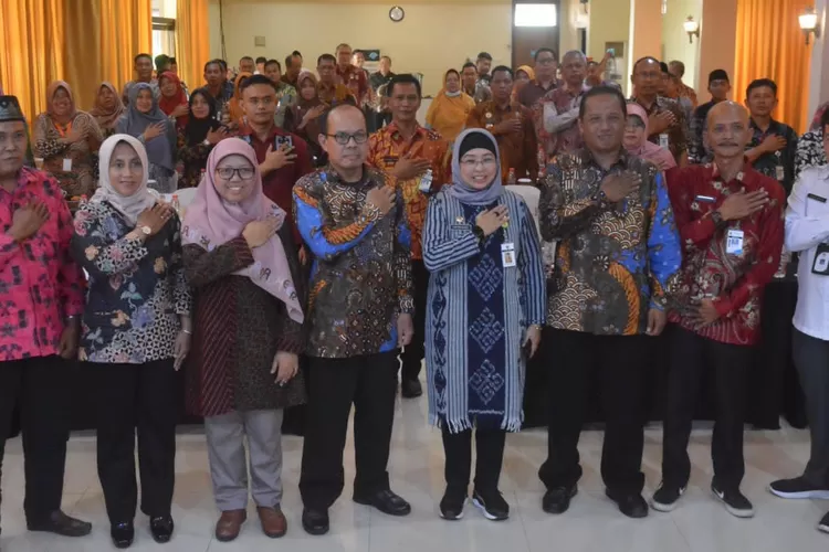 Pj Bupati Batang bersama komisioner KPU Batang dan PPK foto bersama.  (Foto: Muslihun kontributor Batang.)