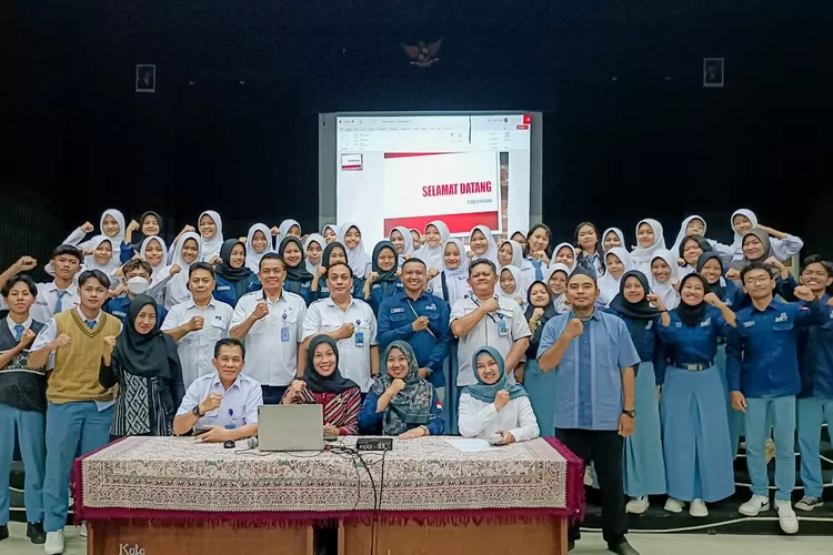 Pelajar dari SMAN 1 Subah diajak untuk mengunjungi LPP Radio Republik Indonesia (RRI) Semarang.  (Foto: Istimewa.)