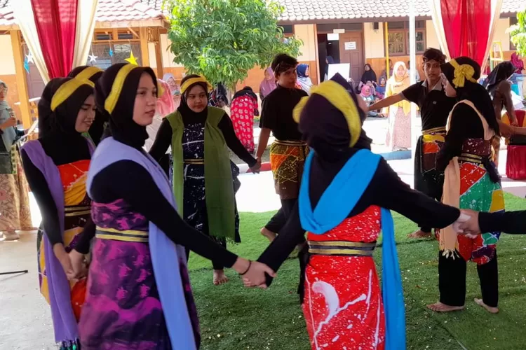  Penampilan siswa SLB di Kendal bermain permainan tradisional di halaman SLB Negeri Kendal Kamis 14 desember 2023. (edi prayitno/kontributor Kendal)