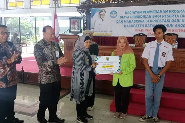 Pj Bupati Batang menyerahkan secara simbolis beasiswa untuk pelajar dan mahasiswa.  (Muslihun/kontributor Batang)