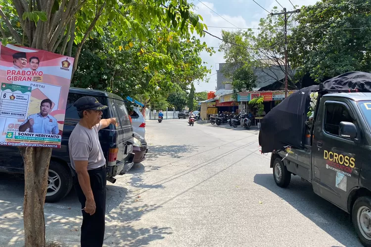 Satpam di wilayah Panggung Lor,  Teguh Wiyono, saat menunjukan lokasi tawuran sampai menyebabkan seorang pria meninggal dengan leher tergorok.  ((Ayosemarang.com/ Audrian Firhannusa))