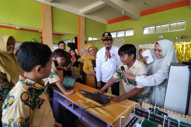  Sekda Kendal melihat dan mendengarkan penjelasan siswa SD Universal Ananda Kendal saat pameran hasil karya P5 Jumat 15 desember 2023. (Edi Prayitno/kontributor Kendal)