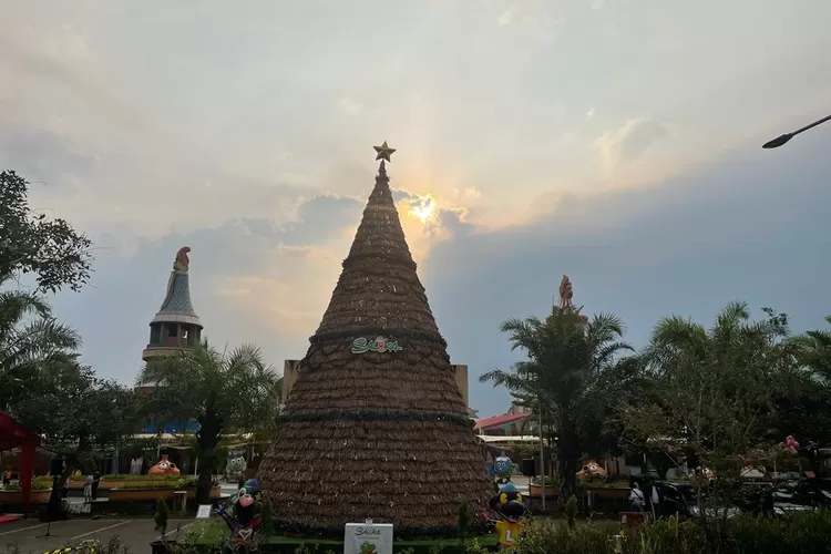 Pohon Natal berukuran raksasa dipajang di halaman Saloka Theme Park. Pohon Natal ini masuk rekor MURI sebagai pohon Natal terbesar. (arri widiarto)