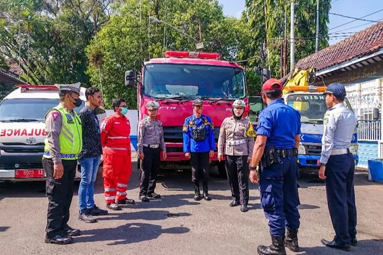 Foto bersma, Kasatlantas Polres Pekalongan Kota, AKP Yuna Ahadiyah lakukan pengecekan personil.  (Muslihun/Kontributor Batang)