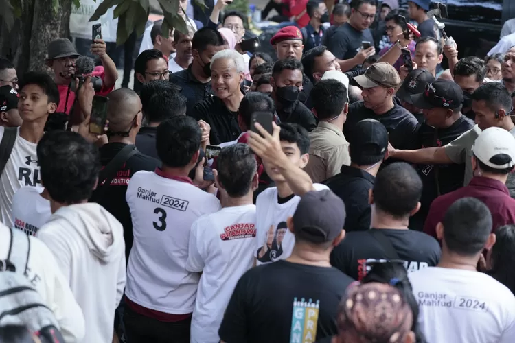 Ganjar hadir secara langsung untuk membuka turnamen bertajuk Piala Ganjar Pranowo di GOR Basket Kota Bekasi, Sabtu 16 Desember 2023. (dok Timses Ganjar Pranowo.)