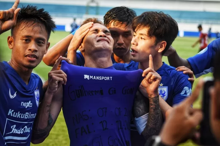 Gali Freitas terharu usai mencetak gol kedua untuk PSIS Semarang. Sayangnya gol Gali tak bisa membantu PSIS menang karena ditahan imbang 2-2 oleh Madura United.  (Ayosemarang.com/ Audrian Firhannusa)