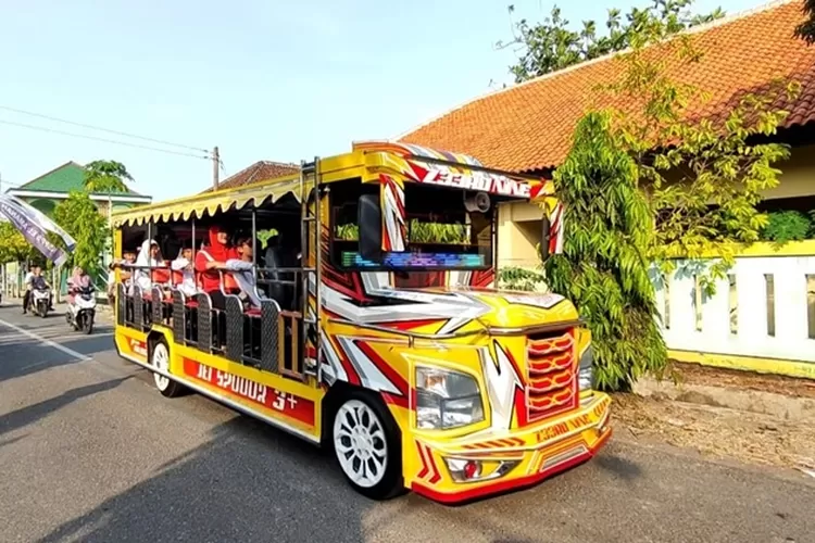 Arak-arakan peserta sunatan massal Masjid Baitun Nikmah Sabtu 16 Desember 2023 sore.  (Edi Prayitno/ kontributor Kendal)