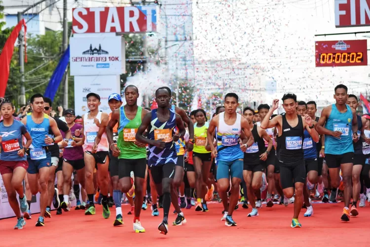 Para pelari Semarang 10K yang juga berasal dari mancanegara. Event ini selain sukses juga dongkrak perekonomian.  ((Ayosemarang.com/ Audrian Firhannusa)