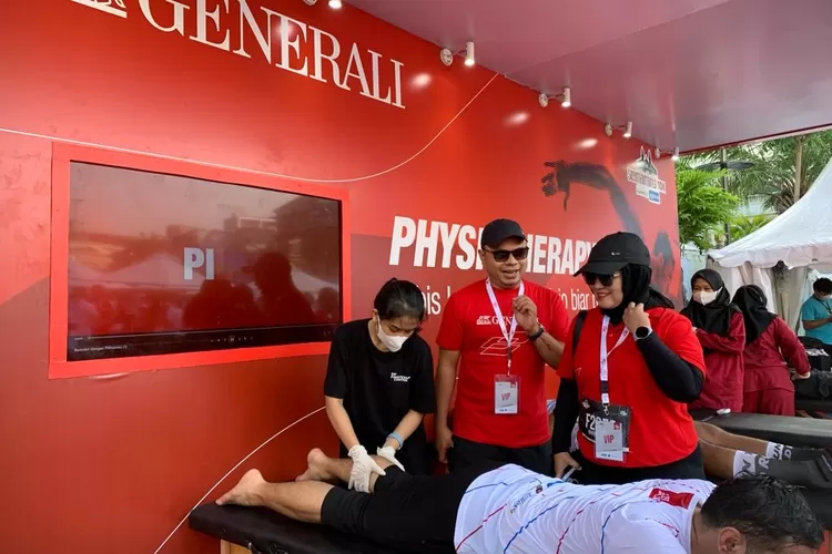 Chief Marketing Officer Generali Indonesia Vivin Arbianti Gautama  dan  bersama Head of Corporate Communications Windra Krismansyah  di ajang Semarang 10K yang digelar di Kota Semarang, Minggu 17 Desember 2023. (arri widiarto)