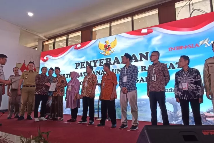 Penyerahan sertipikat oleh Wakil Menteri ATR kepada warga di Kendal, Senin 18 desember 2023.  ((edi prayitno/kontributor Kendal))