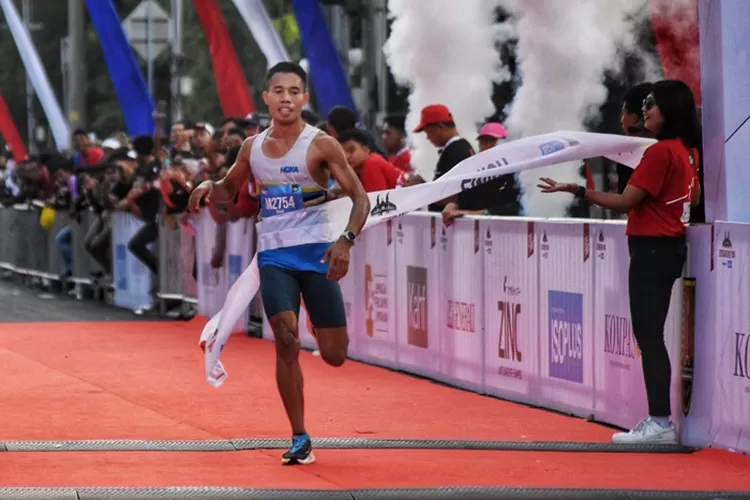Rikki Martin Simbolon saat menyentuh garis finish Semarang 10K. Rikki memecahkan rekor dan menaklukan dua pelari Kenya.  (Ayosemarang.com/ Audrian Firhannusa)