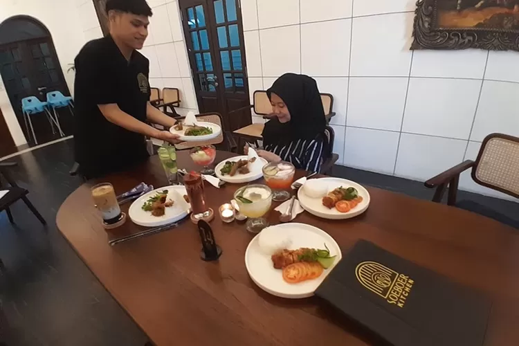 Penyajian makanan di Soeboer Kitchen Semarang. Restoran ini berlokasi di Jalan Sriwijaya.  (Ayosemarang.com/ Audrian Firhannusa)