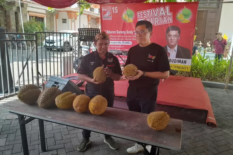 Caleg PSI Andy Budiman berkampanye santuy dengan cara makan dan bagi-bagi durian bersama warga Semarang.  ((Ayosemarang.com/ Audrian Firhannusa))