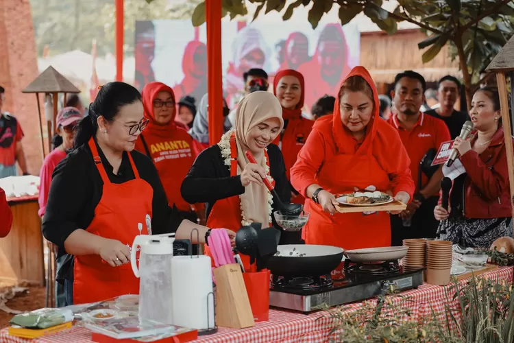 Siti Atikoh saat memasak bersama Wali Kota Semarang Hevearita Gunaryanti Rahayu dan anggota DPR RI, Agustina Wilujeng.  ((Istimewa))