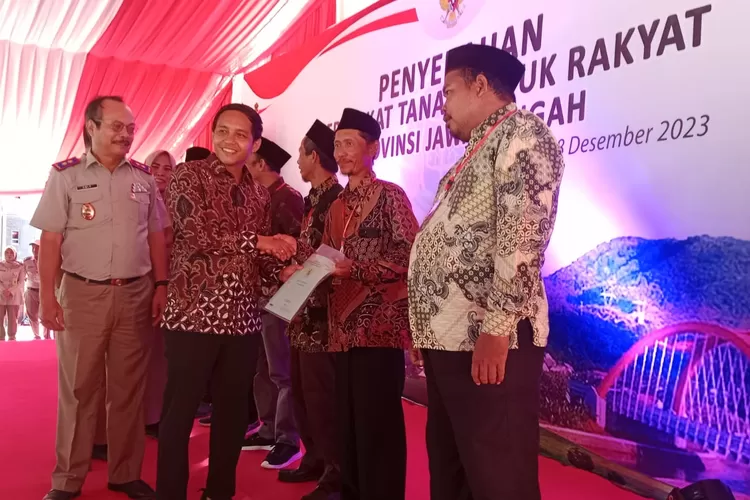 Wakil Menteri ATR/BPN Republik Indonesia, Raja Juli Antoni di acara Penyerahan Sertifikat Tanah untuk Rakyat Provinsi Jawa Tengah, Safari Beach Jateng.  (Foto: Muslihun kontributor Batang.)