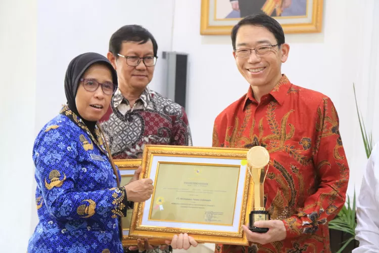 Presiden Direktur PT Bhimasena Power Indonesia Ryuta Sato menerima penghargaan CSR Award 2023 Provinsi Jawa Tengah yang diberikan oleh Asisten 1 Sekda Provinsi Jawa Tengah, Ema Rachmawati.