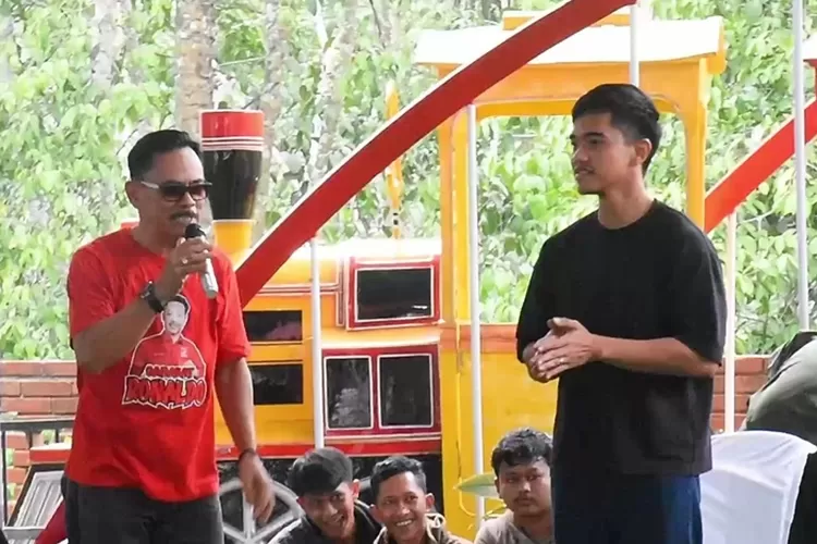 Ketum PSI Kaesang Pangarep berdialog dengan kader dan simpatisan di Sukorejo Kendal Senin 18 Desember 223 sore. (dok)