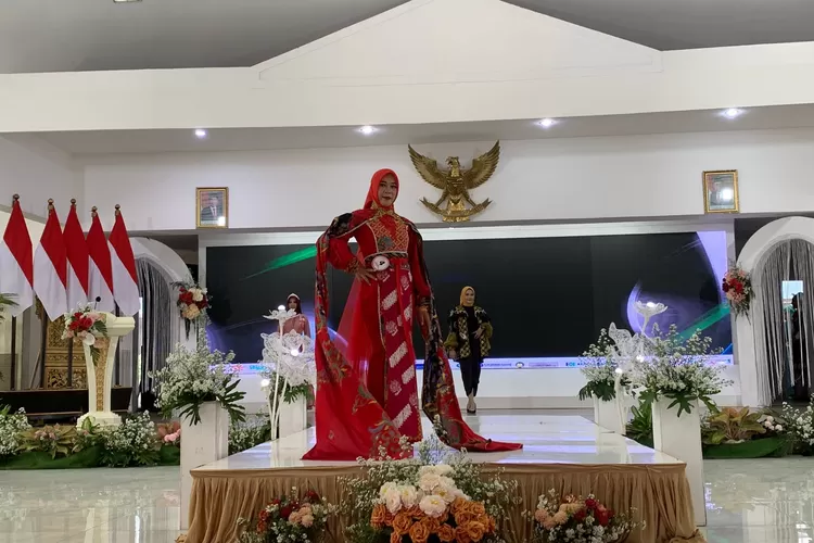  Lomba fashion show yang diikuti pegawai di lingkungan Pemkab Kendal dalam rangka Hari Ibu, Rabu 20 desember 2023. (Edi Prayitno/kontributor Kendal)