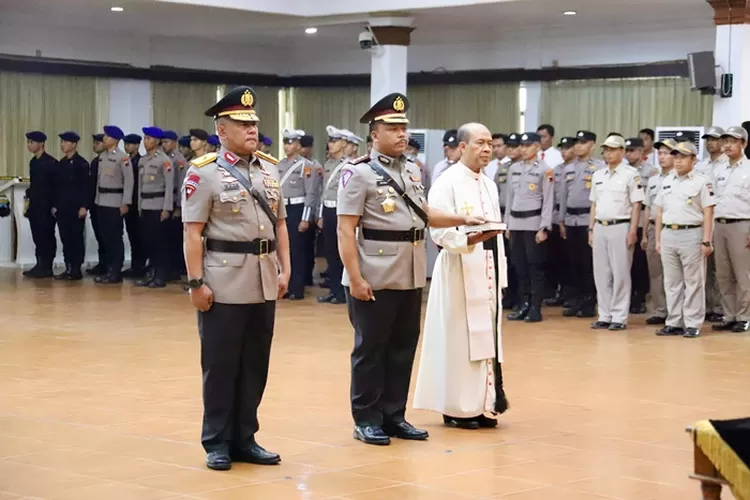 Sertijab Wakapolda Jateng yang baru Kombes Agus Suryonugroho dengan Eks Wakapolda Brigjen Pol Abioso Seno Aji.  (dok Polda Jateng)