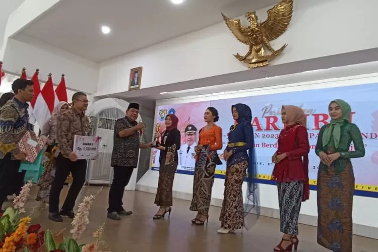 Penyerahan hadiah lomba fashion show dalam rangka Hari Ibu oleh Wakil Bupati Kendal Kamis 21 Desember 2023.  ((edi prayitno/kontributor Kendal))
