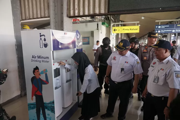 Kepala Daop 4 Semarang Daniel Johannes Hutabarat saat mengecek fasilitas baru di Stasiun Tawang.  ((KAI))