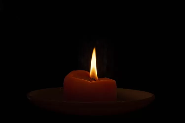 Ilustrasi. Cara bikin lilin buatan modal korek kuping dan minyak goreng. (Freepik.com/wirestock)