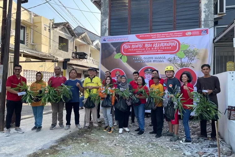 BPR Artha Tanah Mas Semarang berkolaborasi dengan Pemerintahan Kecamatan Semarang Utara  melakukan penanaman pohon sebanyak 215 bibit pohon tabebuya di wilayah Kecamatan Semarang Utara. (arri widiarto)