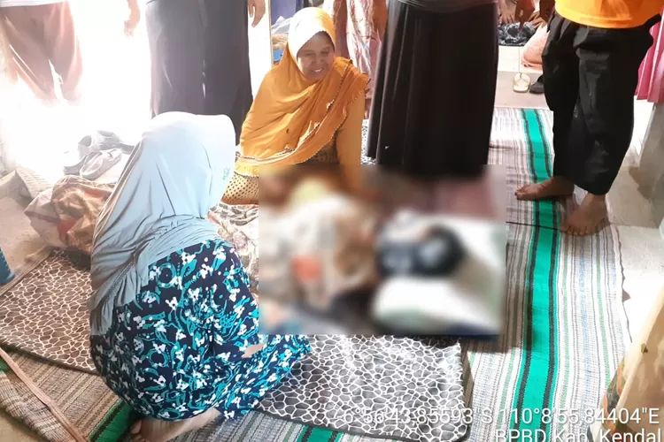 Jenasah korban tenggelam di Sungai Bodri disemayamkan di rumah duka Desa Botomulyo Cepiring. (Dokumen BPBD)