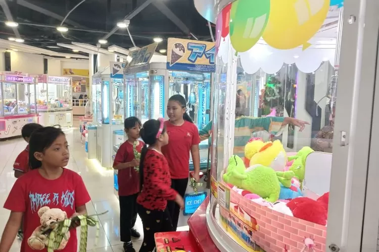  Manajemen Mal Ciputra Semarang mengajak anak-anak dari panti asuhan Sinar Kasih Semarang untuk bermain di arena Game Fantasia, Jumat 22 Desember 2023. (arri widiarto)