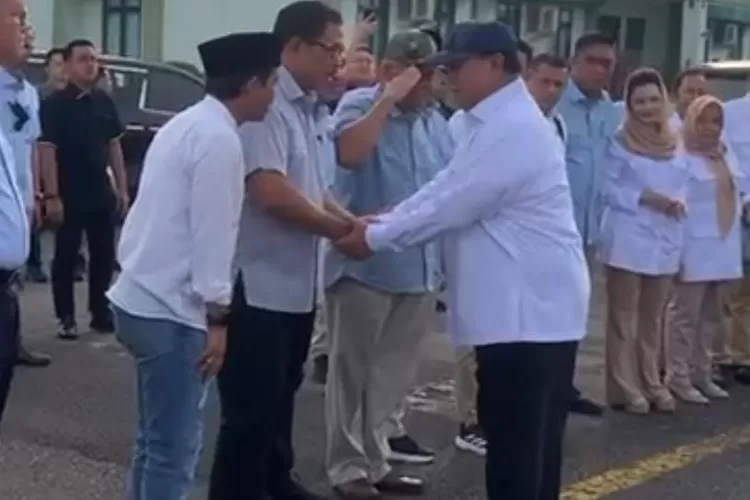 PJ Gubernur Jateng Nana Sudjana saat menyambut Prabowo Subianto di Lanumad Ahmad Yani. (Istimewa)