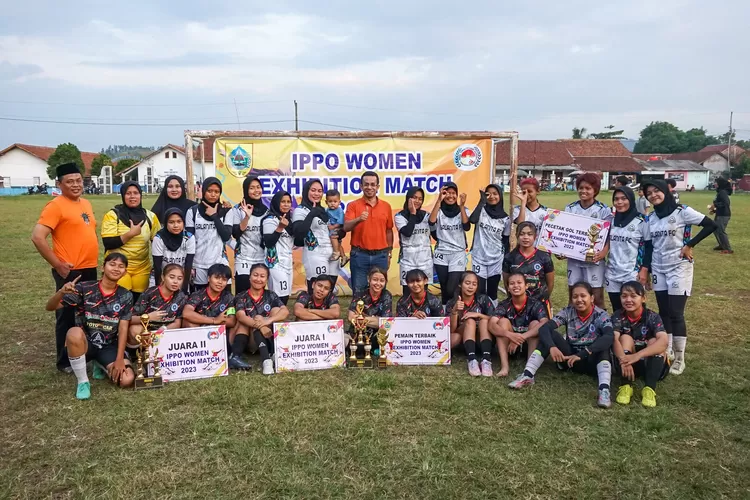 Dewan Pakar DPP Partai PKS, Rizal Bawazier foto brlersama dengan para pemaian sepak bola wanita.  (Foto: Muslihun kontributor Batang)