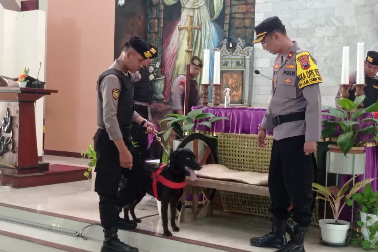 Wakapolres Kendal memimpin pemeriksaan dan streilisasi gereja jelang perayaan Natal Sabtu 23 desember 2023.  ((edi prayitno/kontributor Kendal))