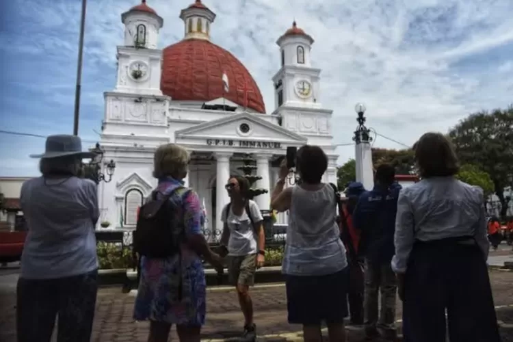 Gereja GPIB Immanuel atau Gereja Blenduk saat diekspos oleh wisatawan. GPIB Immanuel sudah merilis jadwal ibadah misa natal.  ((Ayosemarang.com/ Audrian Firhannusa))