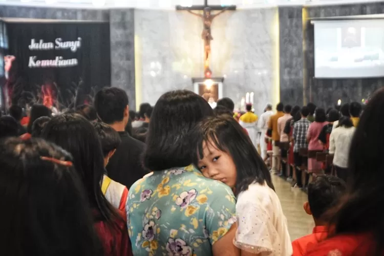 Jemaah saat mengikuti ibadah natal di Gereja Bongsari Semarang. Jemaah diminta untuk merefleksi berbagai konflik di dunia dan fenomena bunuh diri.  (Ayosemarang.com/ Audrian Firhannusa)