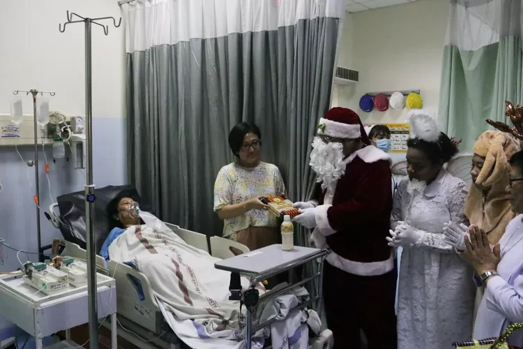 Dengan berdandan Sinterklas dan lainnya saat memberikan bingkisan kepada pasien di Rumah Sakit Elisabeth Semarang. (Ayosemarang.com/ Audrian Firhannusa)