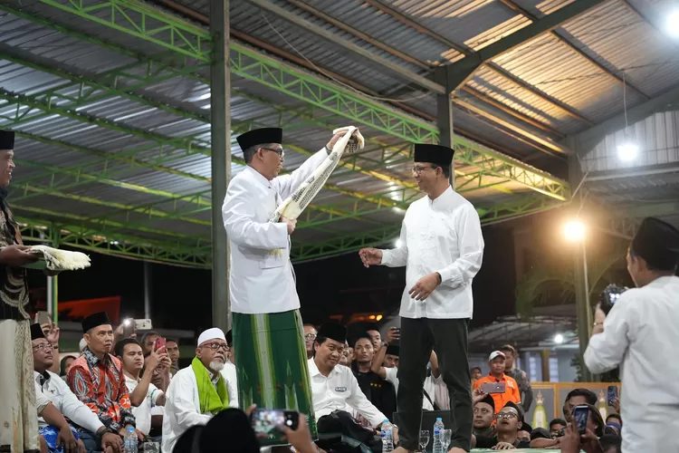 Capres Anies Baswedan memasuki kompleks pondok pesantren Assalafiyah, Luwungragi, Brebes pada Sabtu, 23 Desember 2023/ Istimewa.