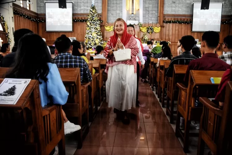 Wali Kota Semarang Hevearita Gunaryanti Rahayu atau Mbak Ita saat mengunjungi Gereja HKBP Kertanegara untuk merayakan Natal 2023. (Ayosemarang.com/ Audrian Firhannusa)