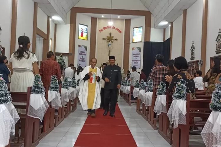 ekda Kendal bersama Forkompinda saat meninjau perayaan Natal 2023 di Gereja Santa Maria Diangkat ke Surga Kaliwungu Senin 25 Desember 2023.  (Edi prayitno/ kontributor Kendal)