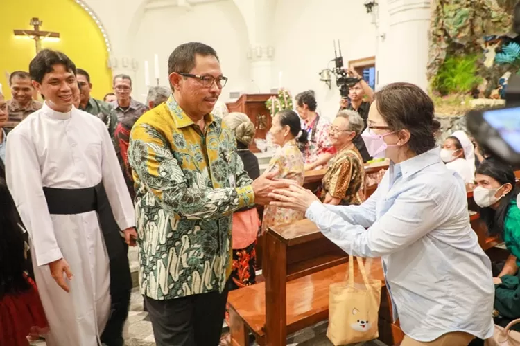 Pj Gubernur Jateng Nana Sudjana saat menyambangi Gereja Katedral.  (Humas Jateng)