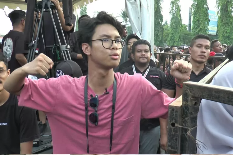 Putra Capres Ganjar Pranowo, Alam Ganjar menyapa milenial yang ikut berjoged di pesta rakyat Ganjar Mahfud di Stadion Kebondalem Selasa 26  Desember 2023 (Kontributor Kendal Edi Prayitno)